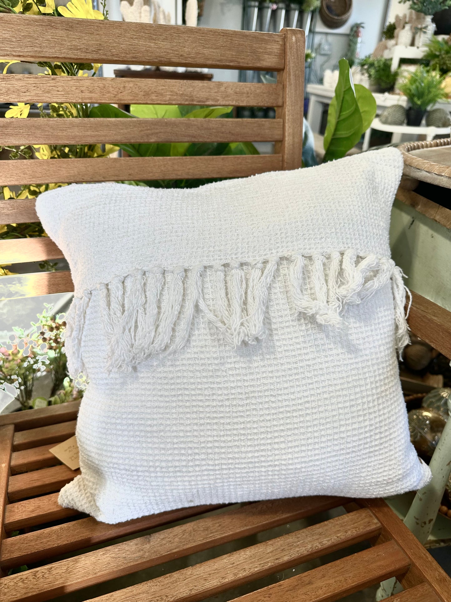 FPIMT097 - Cushion /white with fringe